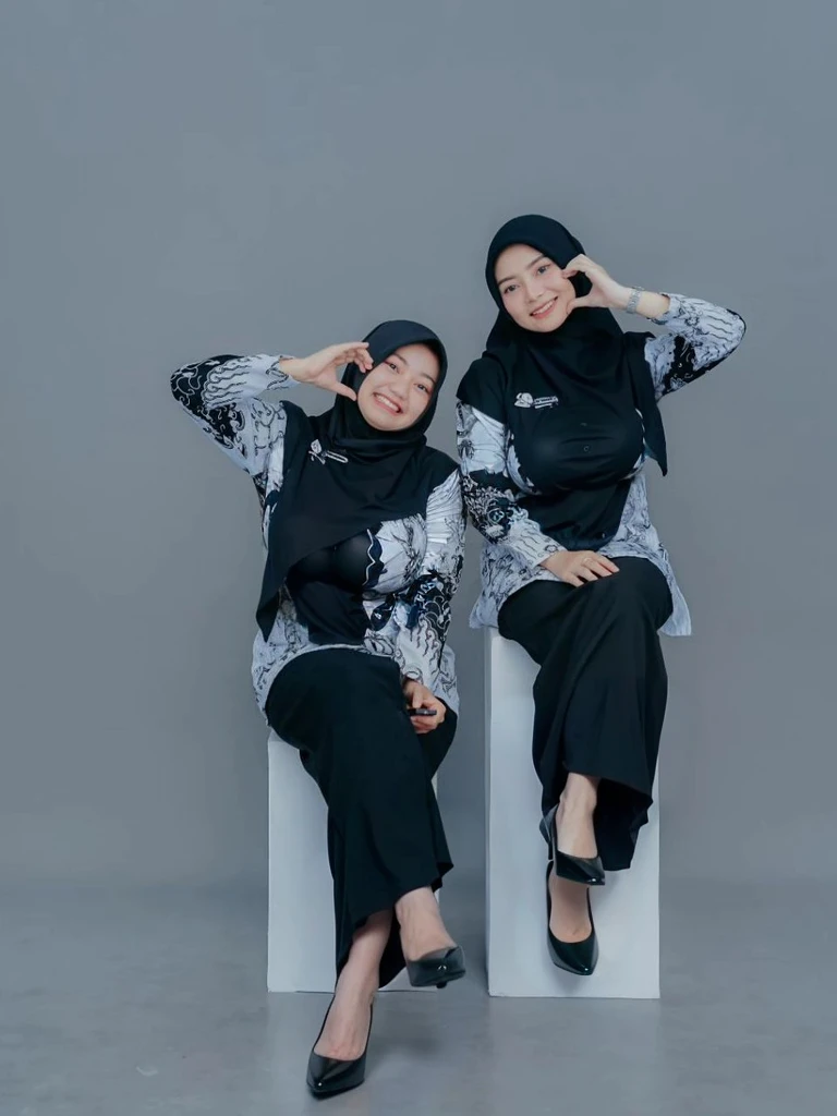 , , graceful pose, photorealistic, hyper detailed, 8k, HDR, UHD, professional lighting, physically-based rendering, vivid colors, delicate hijab, modest clothing, serene expression, (((((very bigger tits))))), ((wide hips)), ((((((huge round breast)))))), ((style heels)),