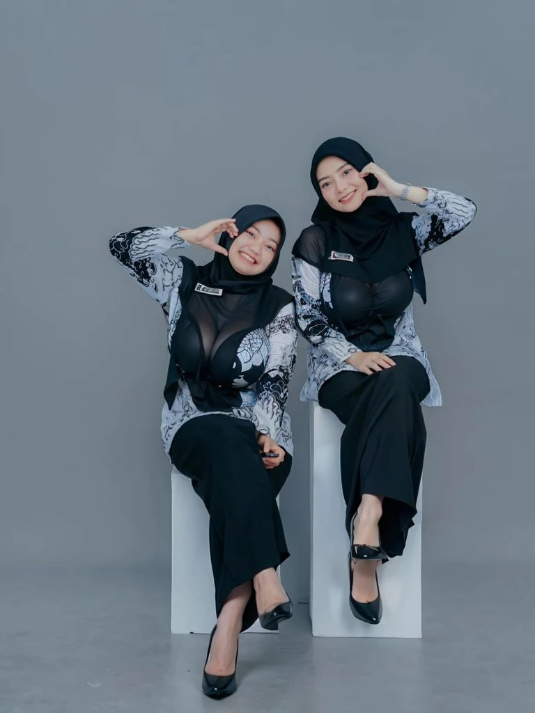 , , graceful pose, photorealistic, hyper detailed, 8k, HDR, UHD, professional lighting, physically-based rendering, vivid colors, delicate hijab, modest clothing, serene expression, (((((very bigger tits))))), ((wide hips)), ((((((huge round breast)))))), ((style heels)), 