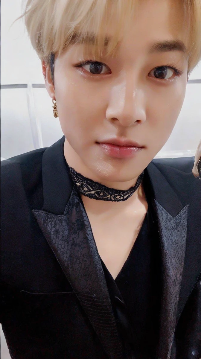 Korean singer, park jimin, black robes, young man, handsome gentleman, hair blonde, a room at the back, good lighting, Selfie angle, ultra HD, work of art, extremely detaild