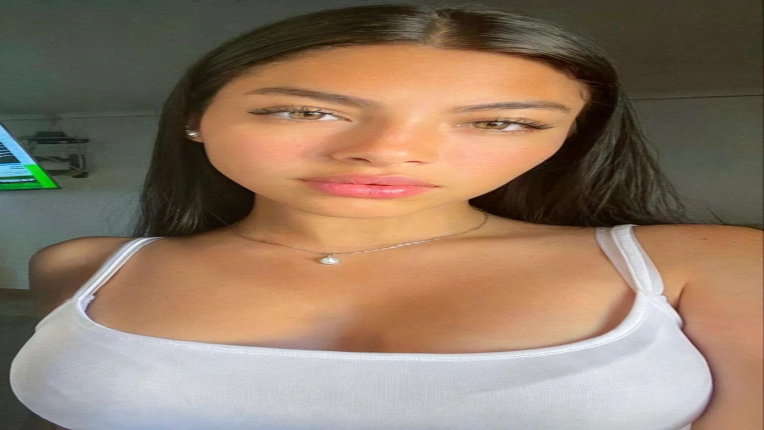 Arafed woman wearing a white t-shirt and a necklace., Portrait Sophie Mudd, Beautiful latin face, Violet Myers, bella poarch, thick lips, 18 years, olive skin, Cara sexy, olive skin perfecta, madison beer, without makeup, Instagram Template, angelablanca, 16 years old, clear skin, extremely beautiful face