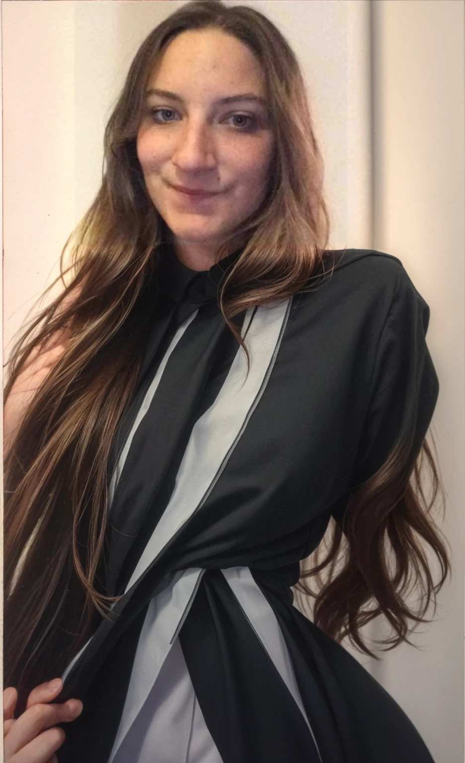 arafed femme aux cheveux longs et une chemise noire souriante, femme française de 30 ans, photo de profil, Alana Fletcher, image de profil, Sarah Falaise, Jodie Bateman, Julia Sarda, Amanda Lilleston, Geneviève Gauckler, karolina cummings, laura watson, avatar pour site web, par Ella Guru, Maia Sandu hyperréaliste avec les seins nues