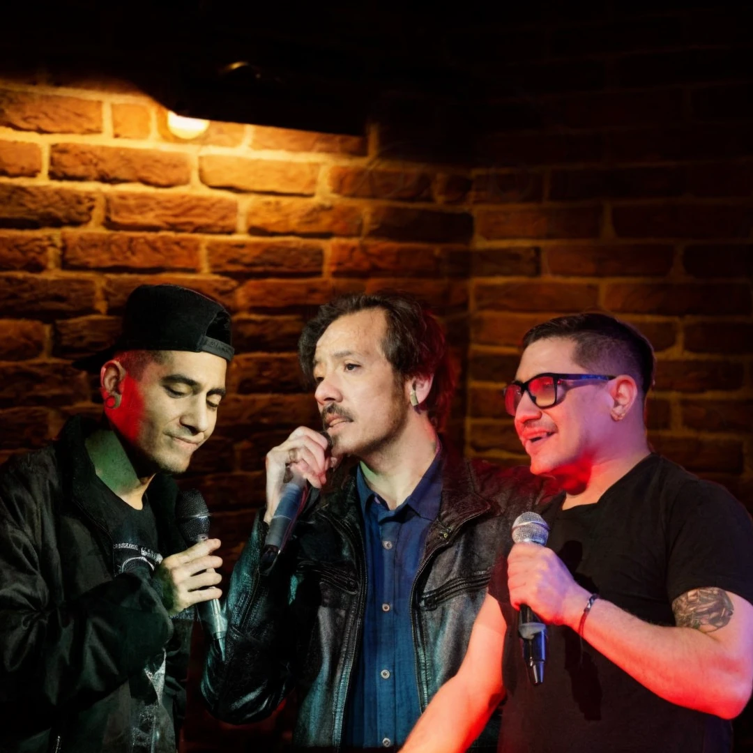 Traducir texto con la cámara
the three men in the image doing a standup comedy show on a classic theater stage