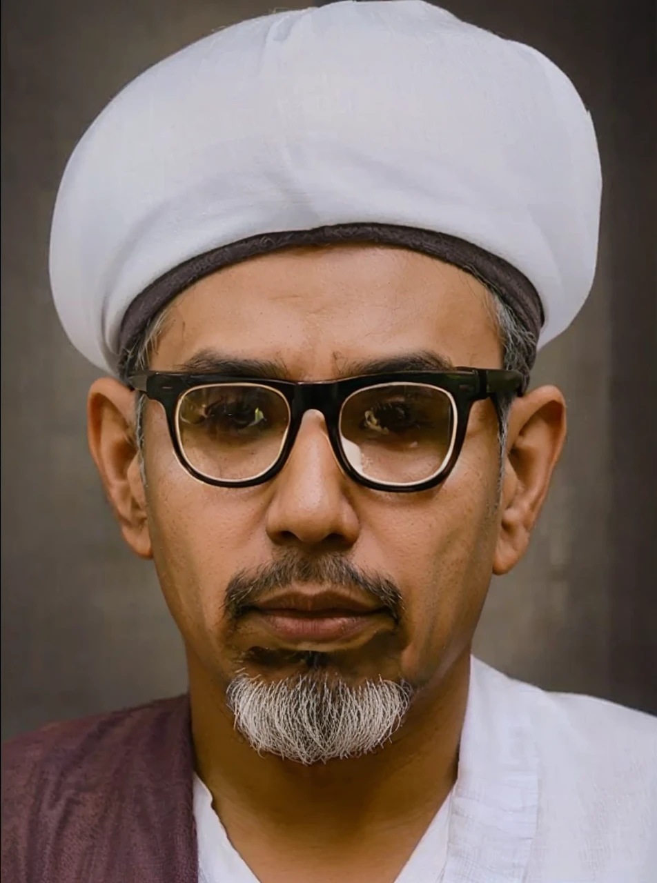 Indonesian man, aged 40 years or over, wearing a white turban, thick transparent glasses, robe and a piece of cloth on his right shoulder. Brown skin HD realistic images