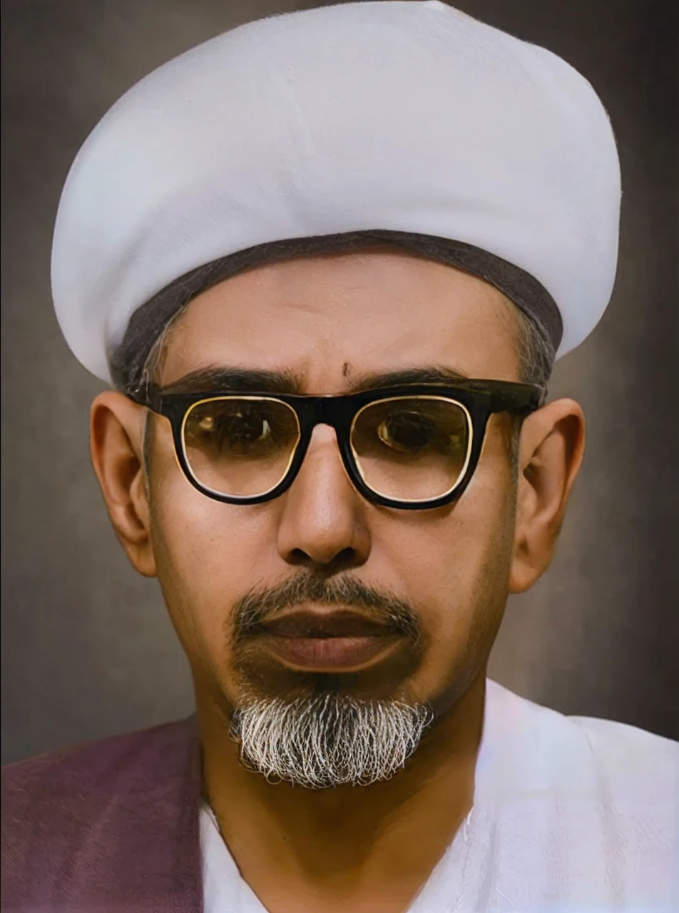 Indonesian men, aged 40 years and over, wearing white turbans, thick transparent glasses, robes and a piece of cloth on the right shoulder. big round eyes, oval face, brown skin. HD Images

