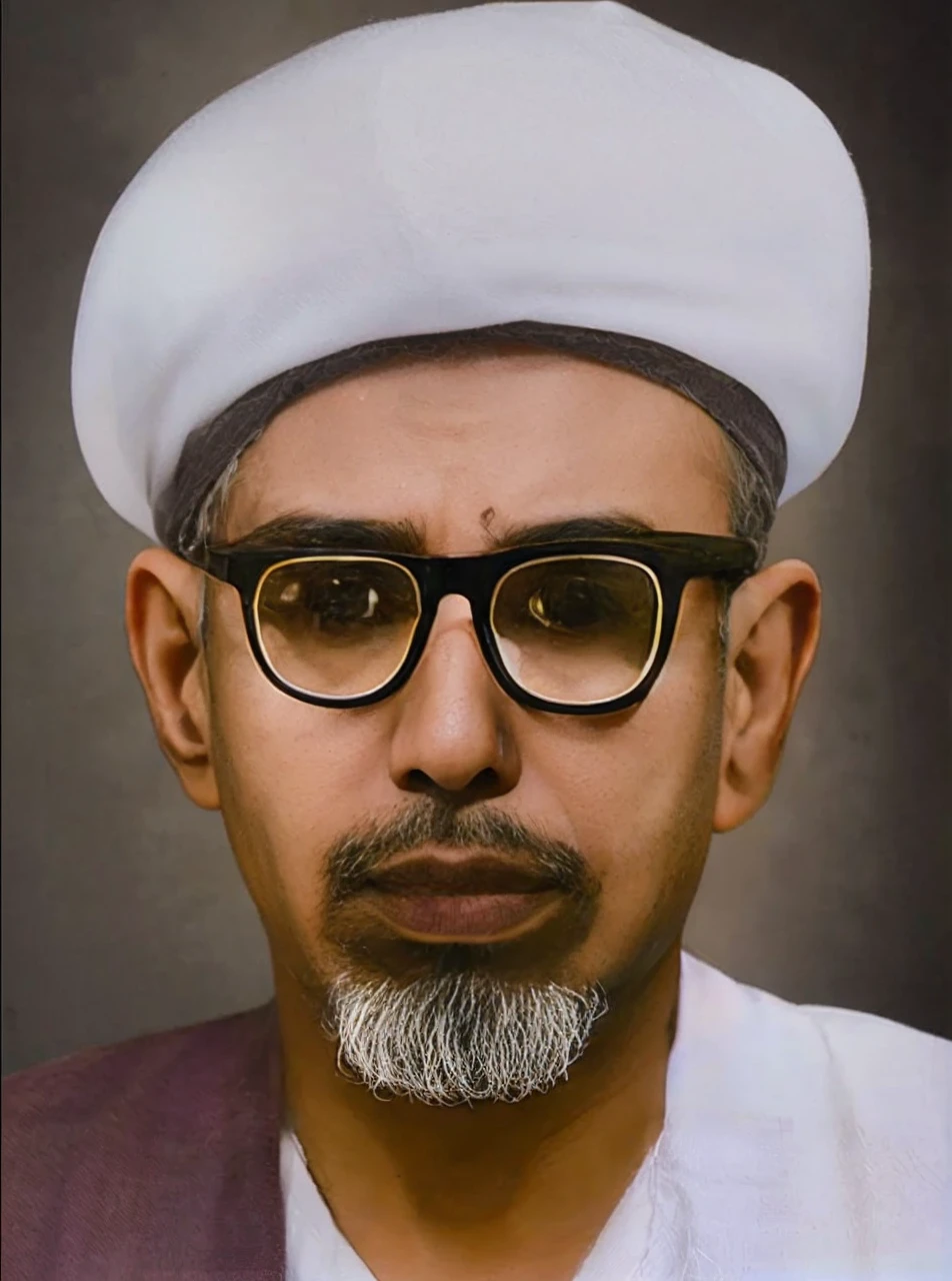 Indonesian men, aged 40 years and over, wearing white turbans, thick transparent glasses, robes and a piece of cloth on the right shoulder. big round eyes, oval face, brown skin. HD Images
