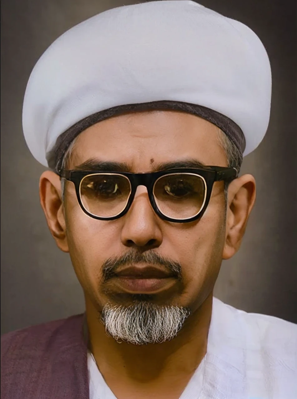 Indonesian men, aged 40 years and over, wearing white turbans, thick transparent glasses, robes and a piece of cloth on the right shoulder. big round eyes, oval face, brown skin. HD Images