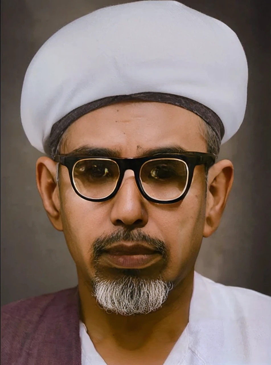 Indonesian men, aged 40 years and over, wearing white turbans, thick transparent glasses, robes and a piece of cloth on the right shoulder. big round eyes, oval face, brown skin. HD Images