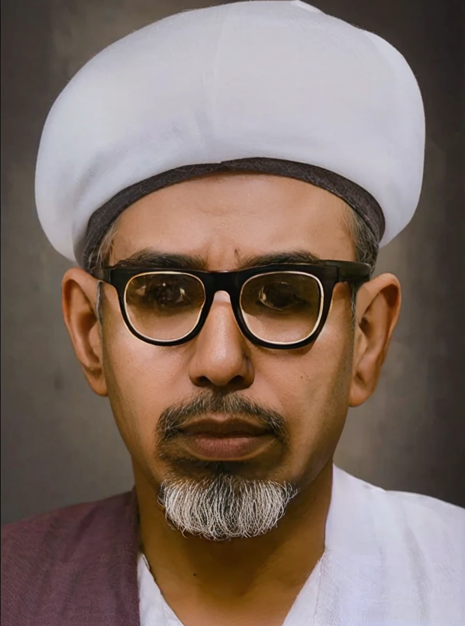 Indonesian men, aged 40 years and over, wearing white turbans, thick transparent glasses, robes and a piece of cloth on the right shoulder. big round eyes, oval face, brown skin. HD Images