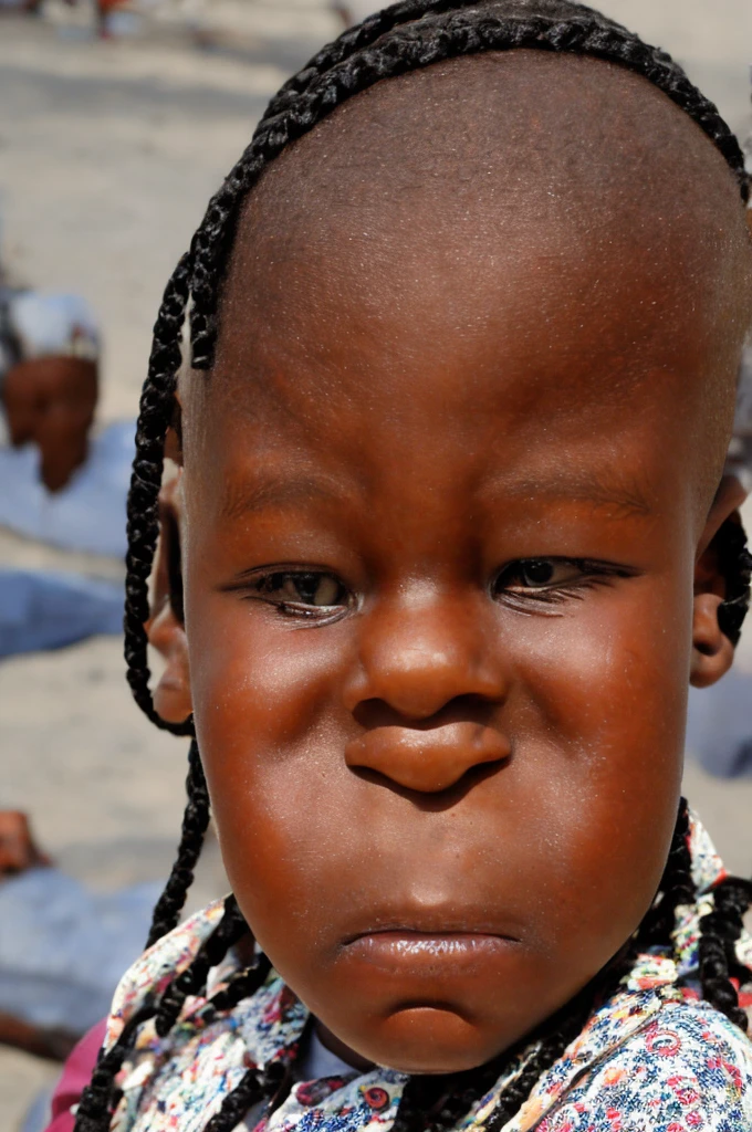 Dans le style fantastique, a young black boy with braided hair