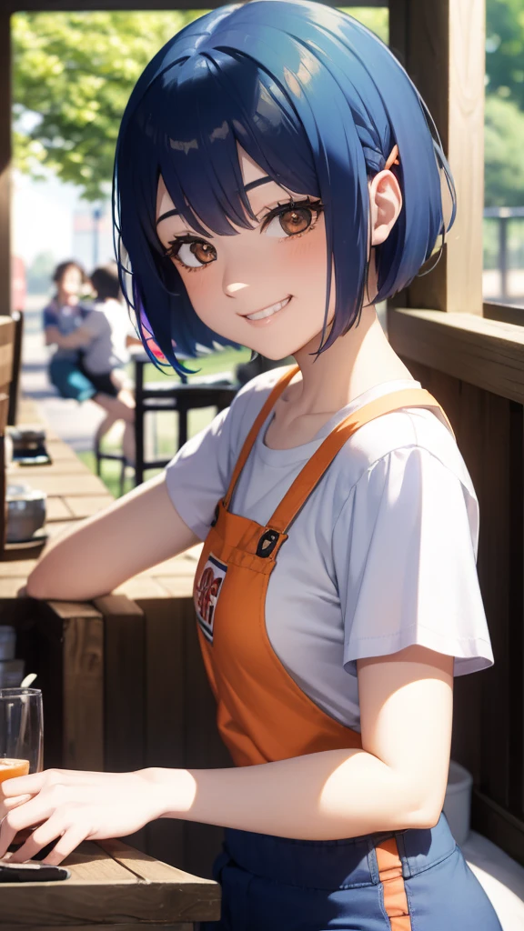 1 Girl、Anime Images、Cute Woman、shrimp、apron、Shiny light blue hair、Short Bob Hairstyles、Tie your hair with an orange hair clip、Beautiful brown eyes、Grin、From the side、Simple T-shirt、Shorts、A cafe terrace with sharp contours、Background Blur、Depth of the drawn border、Upper body close-up