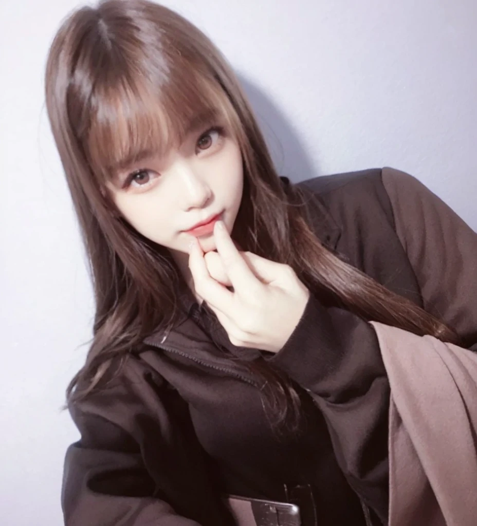 masutepiece, Best Quality, Illustration, Ultra-detailed, finely detail, hight resolution, 8K Wallpaper, Perfect dynamic composition, Beautiful detailed eyes, ,Medium Hair, Big breasts, Natural Color Lip, Random and sexy poses,Smile、20 years girl、 After-school classroom、 high school giller suit、a miniskirt、Loose socks、