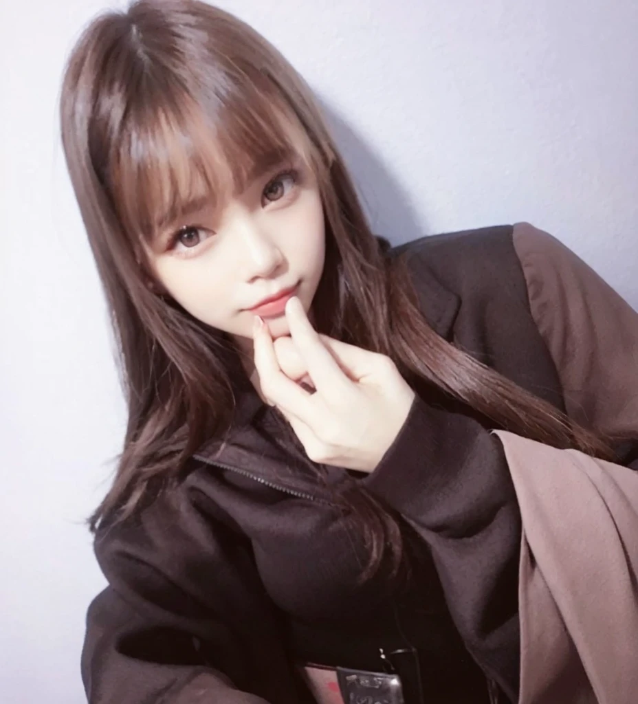 masutepiece, Best Quality, Illustration, Ultra-detailed, finely detail, hight resolution, 8K Wallpaper, Perfect dynamic composition, Beautiful detailed eyes, ,Medium Hair, Big breasts, Natural Color Lip, Random and sexy poses,Smile、20 years girl、 After-school classroom、 high school giller suit、a miniskirt、Loose socks、