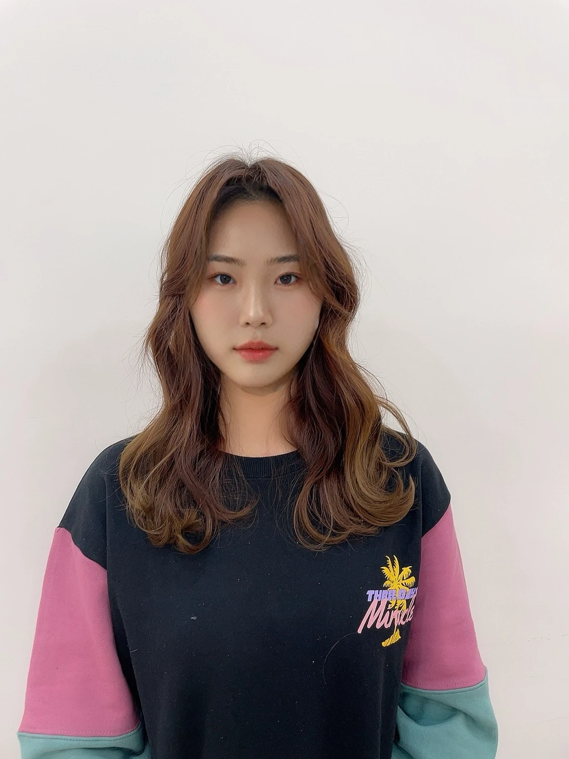 Best Quality, 8k, Masterpiece, (Portrait: 1.3), (photo realistic:1.4), (hyper realistic:1.4), Sharp Focus, looking at viewer, (smoother lighting:1.1), (increase cinematic lighting quality:0.9), realistic lighting, backlighting, light on face, ray trace, (brightening light:1.2), (Increase quality:1.4), sharp detail, (best quality real texture skin:1.4), finely detailed eyes, black_eyes, finely detailed face, 25 year old Korean woman