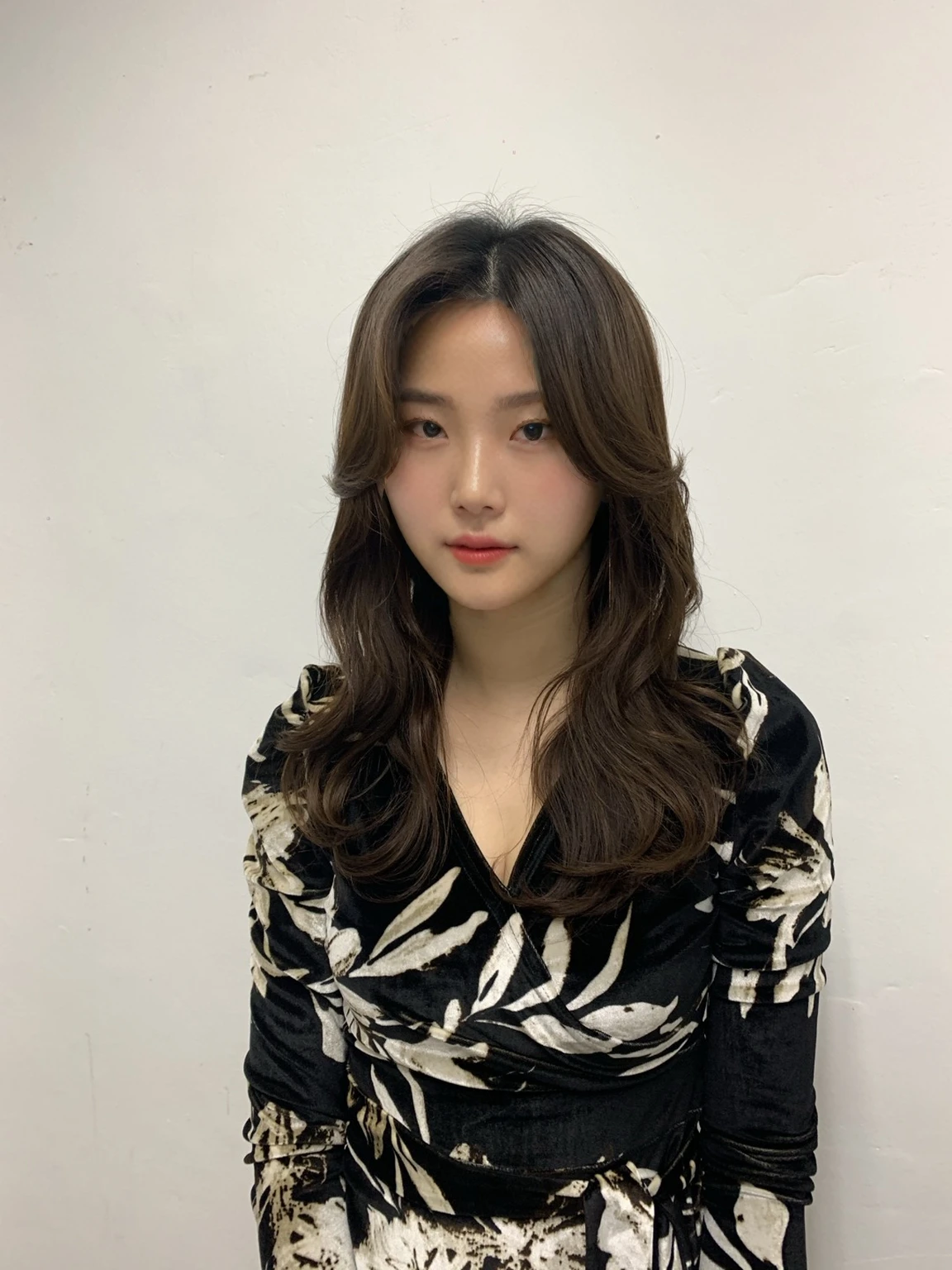 Best Quality, 8k, Masterpiece, (Portrait: 1.3), (photo realistic:1.4), (hyper realistic:1.4), Sharp Focus, looking at viewer, (smoother lighting:1.1), (increase cinematic lighting quality:0.9), realistic lighting, backlighting, light on face, ray trace, (brightening light:1.2), (Increase quality:1.4), sharp detail, (best quality real texture skin:1.4), finely detailed eyes, black_eyes, finely detailed face, 25 year old Korean woman