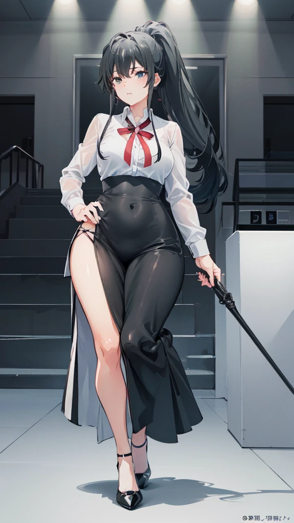 A neat high ponytail，Wearing a grey business dress，White shirt and black high heels。
This combination allows adults to fully display their graceful curves，Plus a standard oval face，And exquisite facial features。