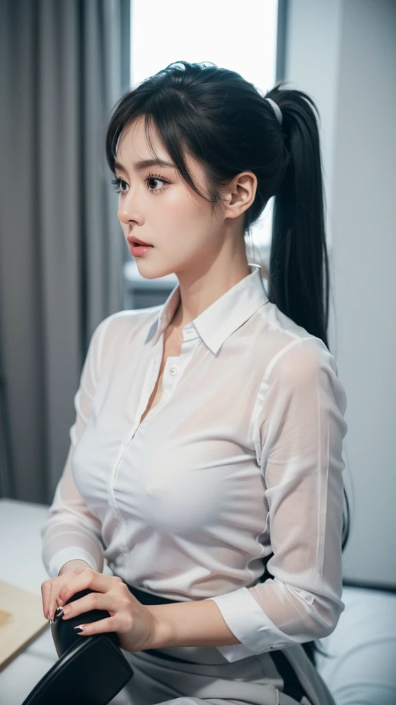 A neat high ponytail,Wearing a grey business dress,White shirt and black high heels。
This combination allows adults to fully display their graceful curves,Plus a standard oval face,And exquisite facial features。