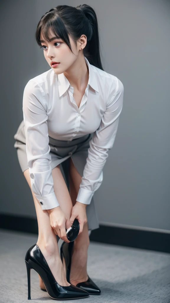 A neat high ponytail,Wearing a grey business dress,White shirt and black high heels。
This combination allows adults to fully display their graceful curves,Plus a standard oval face,And exquisite facial features。