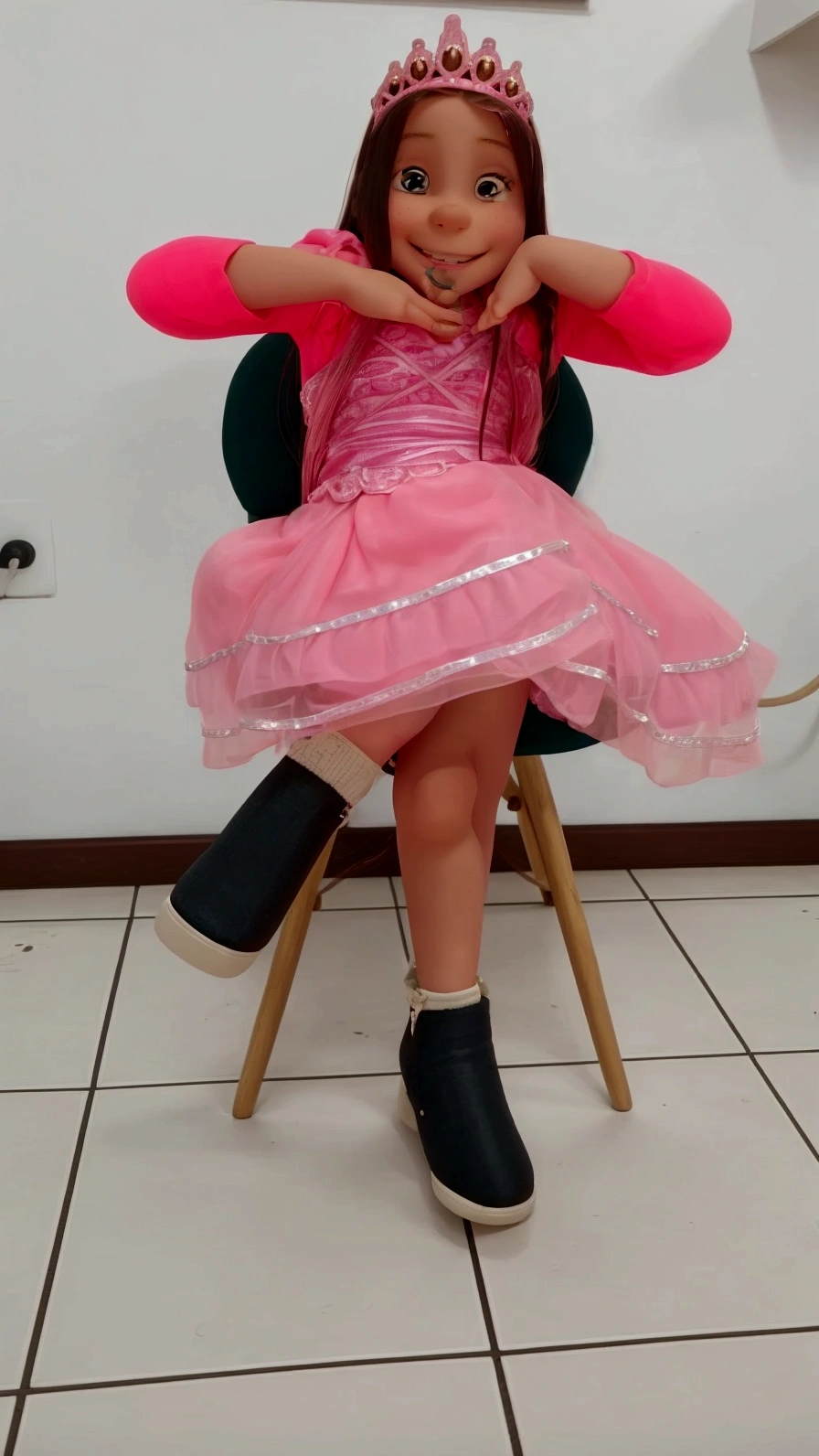 6 YEAR OLD GIRL, LONG HAIR, SMILING