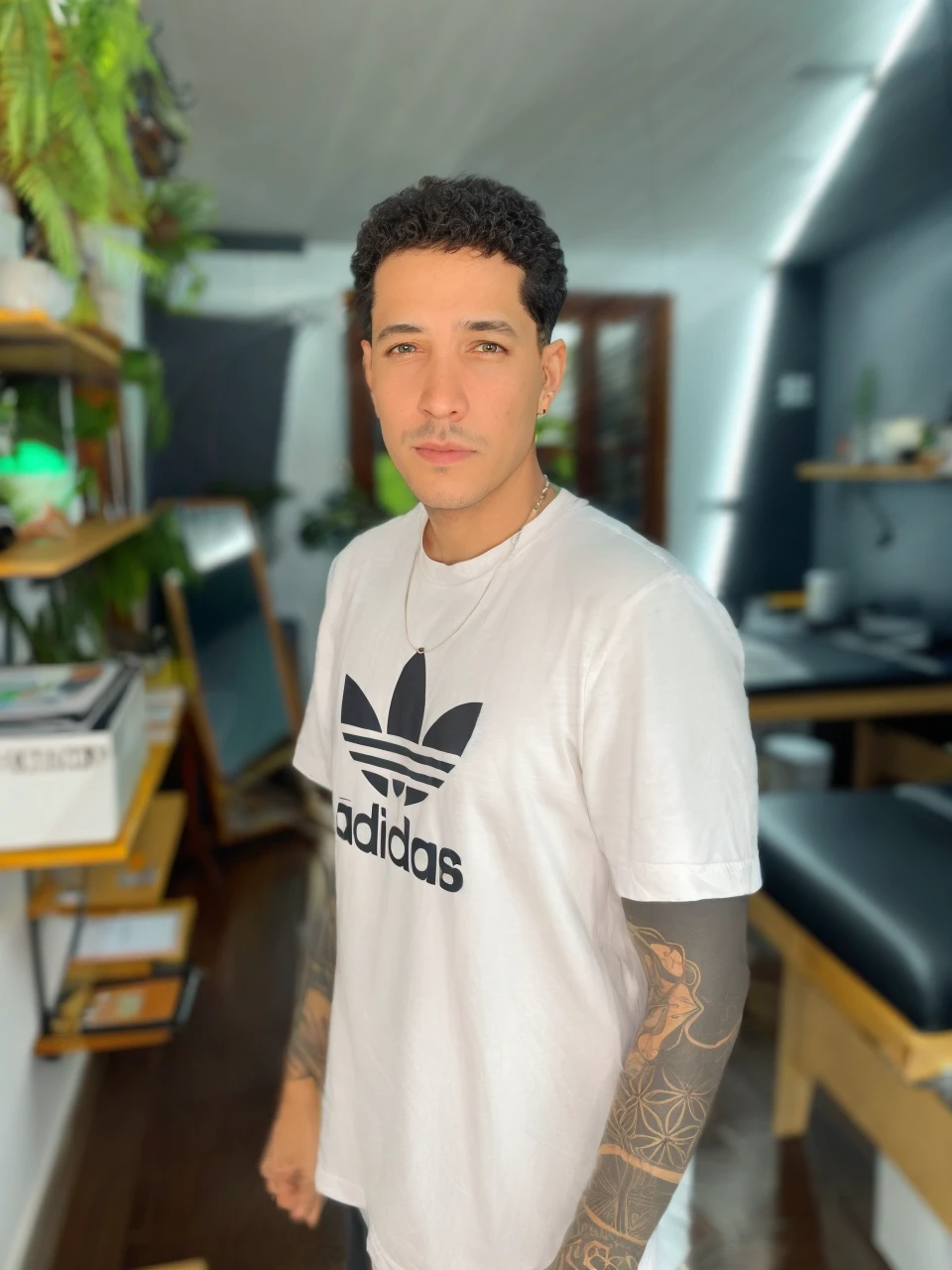 There's a man wearing headphones and a sweatshirt sitting at a table, Streamer do Twitch / player , profile picture 1024px, Streamer do Twitch, with headphones from ear, wearing a gaming headset, frontal image, Anton Fadeev 8 K, wearing gaming headset, Msxotto, very high quality image,razer, eyebrow line