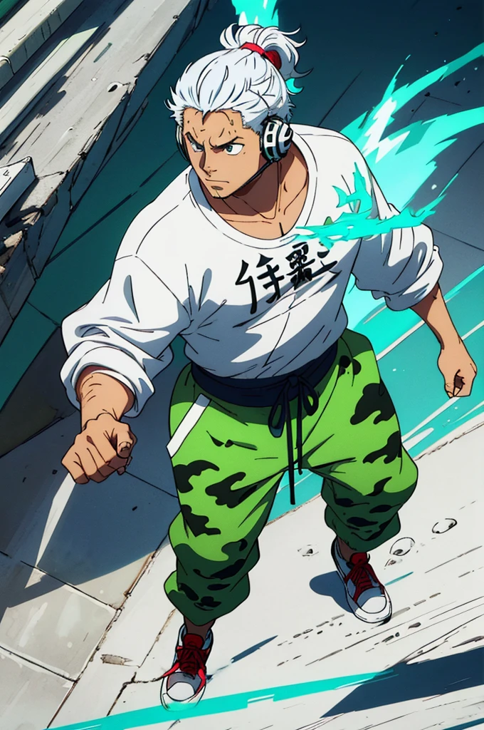 naughty man, big hair tied samurai style with white hair with water green tips, wearing a white sweatshirt with a cyan fire style print on the edge of the waist, Wearing Headphones, slanted eyes, moss green eyes, Cao Cao, smart, wearing camouflage style sweatpants, wearing tennis shoes, with perfect details of light and shadow, in 8K quality, with small rays in the form of energy (might) white and red color around its body, my character is curved but not crooked
