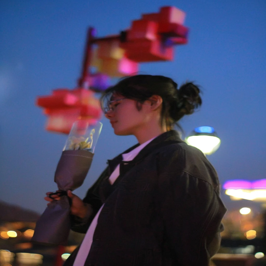 A lady holding a bouquet of flowers, Girl under the lantern, Drinking tea and paper lanterns, 夏日的evening, Photos taken at night, at night设置, Low profile, sha xi, evening, Summer Night, Brandon Wolfel, evening, Night lighting, Shot with Canon 80D, at night, Chinese Girl, Gemma Chan