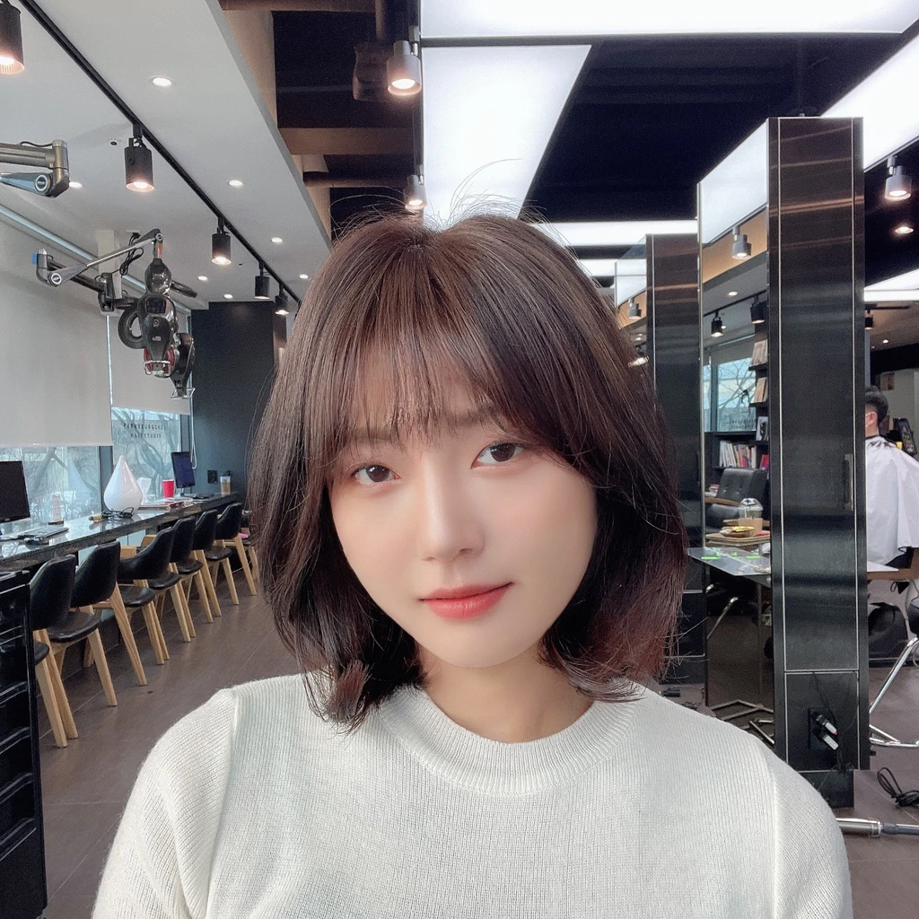 Best Quality, 8k, Masterpiece, (Portrait: 1.3), (photo realistic:1.4), (hyper realistic:1.4),
 Sharp Focus, looking at viewer, (smoother lighting:1.1), 
(increase cinematic lighting quality:0.9), realistic lighting, backlighting, 
light on face, ray trace, (brightening light:1.2), (Increase quality:1.4), sharp detail,
 (best quality real texture skin:1.4), finely detailed eyes, black_eyes, 
finely detailed face, 25 year old Korean woman
