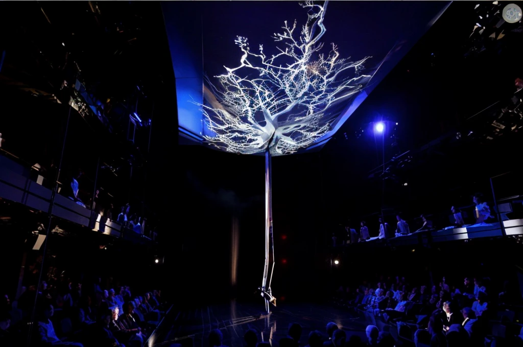 Stage scene concept,Hand drawn thick paint style,Arav tree hanging on a pillar in a dark room, Holographic projection, Projection design and installation, A huge silver tree, Elaborate stage effects, Hologram, 空灵Hologram中心, lightening tree, The back of the scene design element, A dramatic scene, 巨大的Hologram, Dramatic dream lighting, Stage lighting, 3 6 0 projection, Astonishing