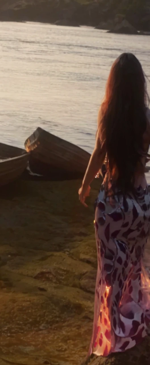 There was a woman,Have a mermaid tail, sitting on a rock, Mermaid aesthetics, beautiful mermaid, beautiful serum, Portrait of a mermaid, Ethereal mermaid story, Mermaid cute book, Ethereal fantasy, Smile like the Queen of mermaids, Queen of mermaids , crown on coral head , pearls and shells ((tmasterpiece)),16K,hyper HD