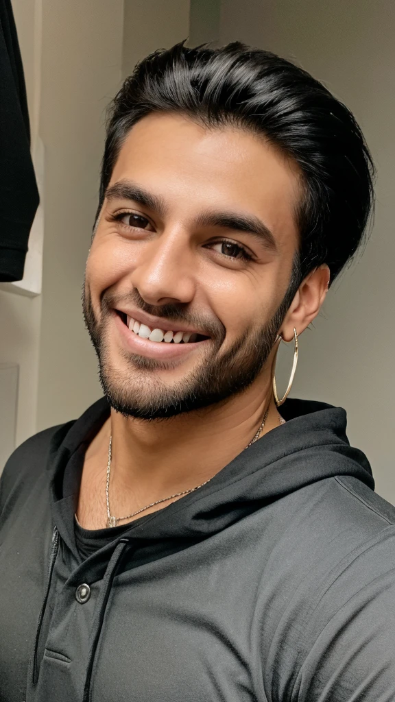 naughty man, in black clothes. Wearing earrings and smiling . selfe. naughty man de cabelo curto.