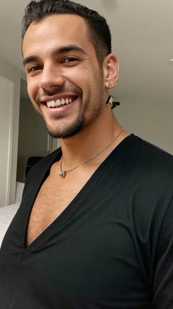 naughty man, in black clothes. Wearing earrings and smiling . selfe. naughty man de cabelo curto.