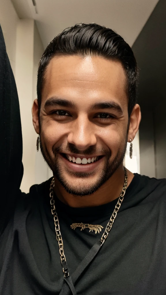 naughty man, in black clothes. Wearing earrings and smiling . selfe. naughty man de cabelo curto.