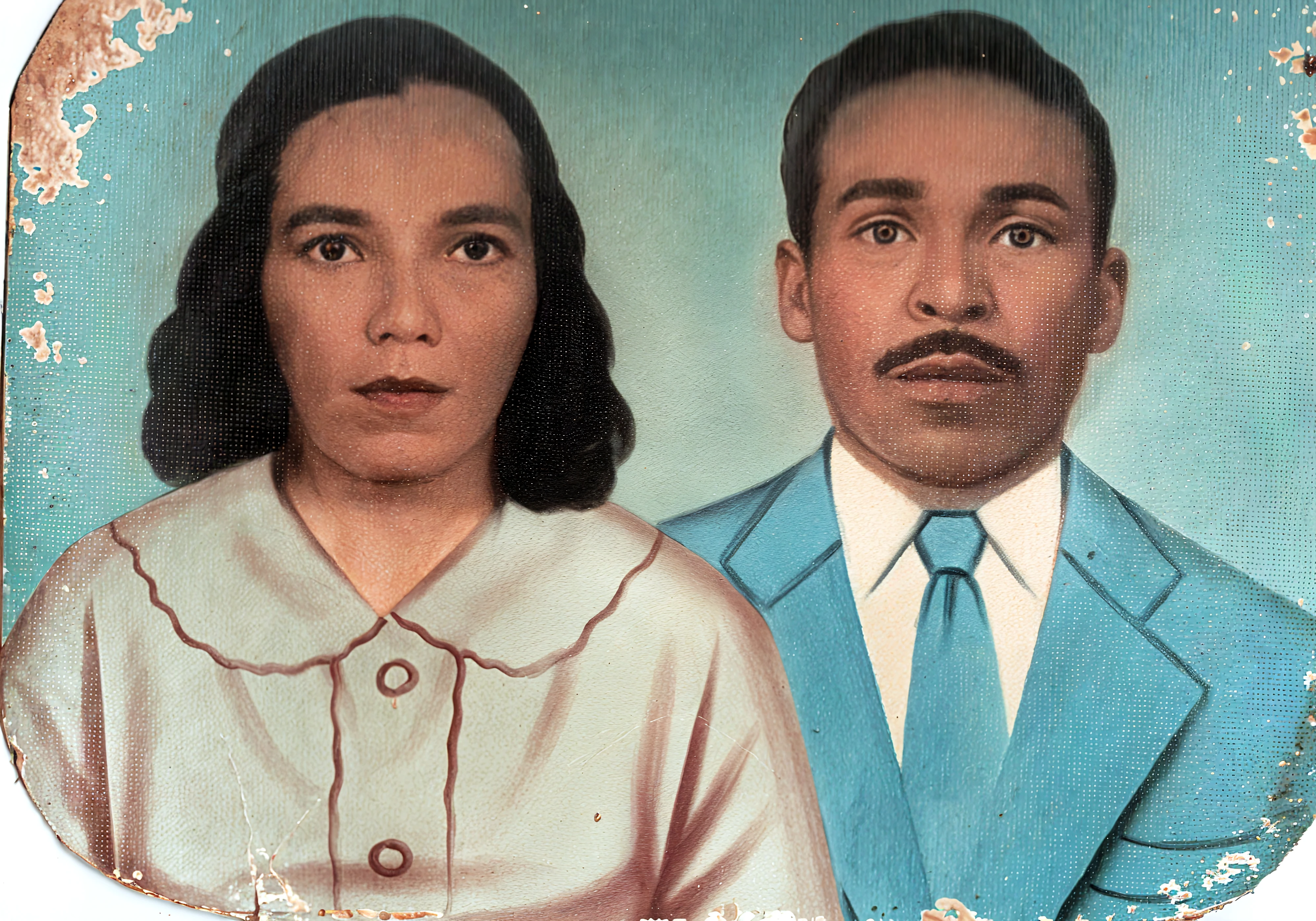 Two 80-year-olds,One of the grandmothers wore a hat on her head,He was dressed in black,Black pantsuit,Black cloth shoes,Sit on this stool,Another old grandfather,With a hat on his head,He was dressed in black,Black pantsuit,Black cloth shoes,sitting on a stool,Sitting on the seaside,Sea view at the back