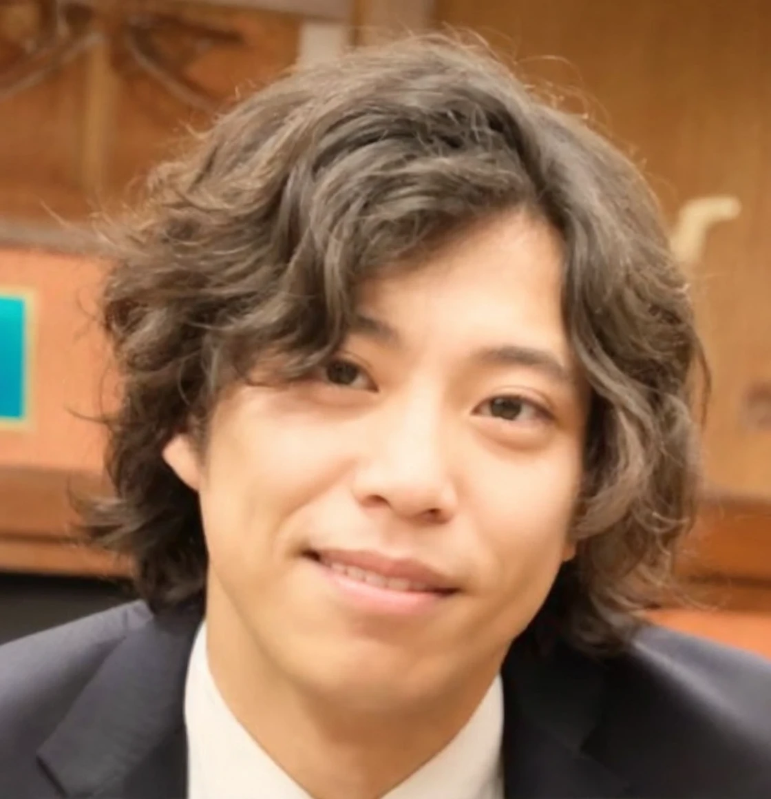 Please make the face of the attached person green and put a yellow hat on him.。