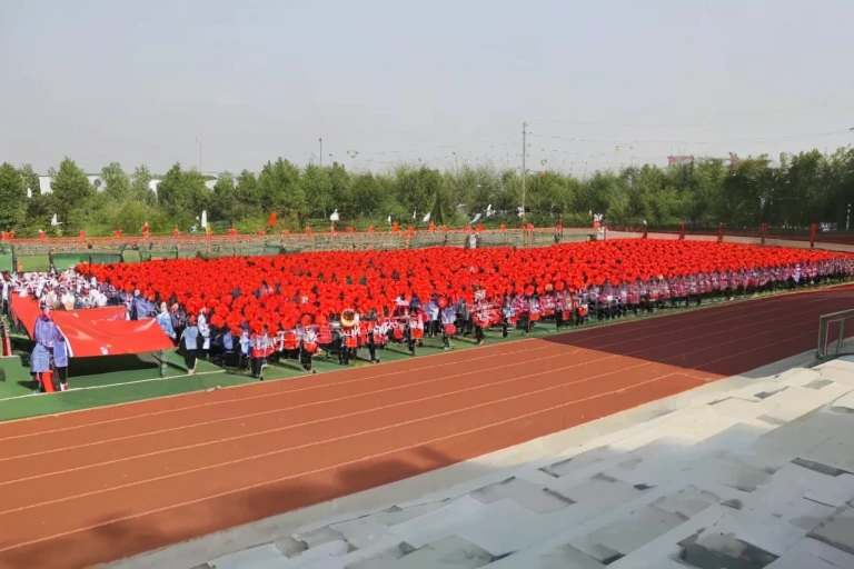 1st-5th grade students and all teachers(About 1,000 people)
Cuiping small team《China red》(If faith had color,一定是China red)
1. Each student in grades 1-4 will receive a small red flag and a small red flower.,Aerial photography of the city above your head。
2. Grade 5 has a big red flag team,And the flag team。
3.School Band 4.30 people in white clothes close-up team 5.Teachers' Team