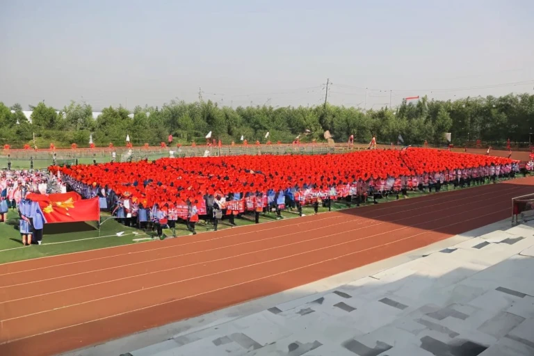 1st-5th grade students and all teachers（About 1,000 people）
 Cuiping small team《China red》（If faith had color，一定是China red）
1.  Each student in grades 1-4 will receive a small red flag and a small red flower.，Aerial photography of the city above your head。
2. Grade 5 has a big red flag team，And the  flag team。
3.School Band 4.30 people in white clothes close-up team 5.Teachers&#39; Team