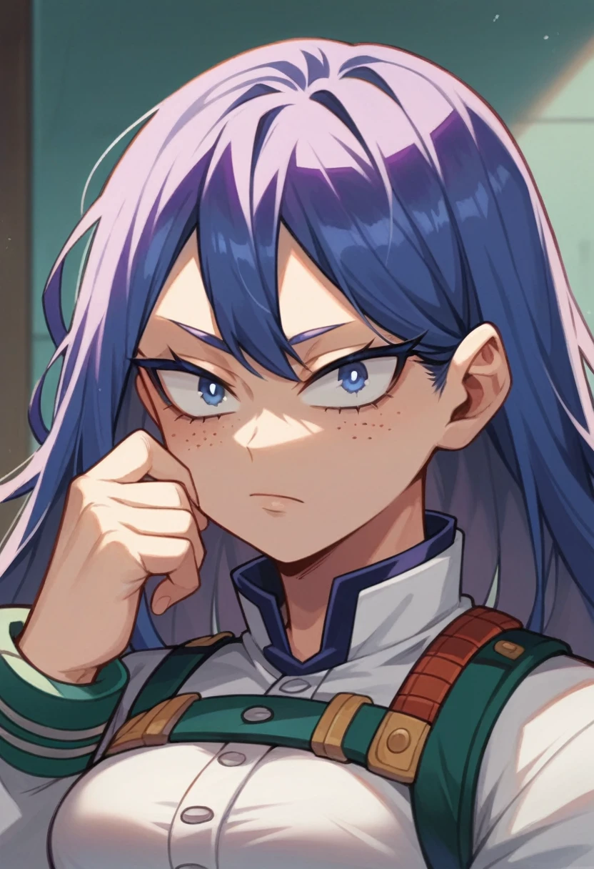 Screenshot of My Hero Academia, a girl with , long hair, almost black, blue with purple reflections., with sapphire blue eyes and purple shadow with long eyelashes and slanted eyes with purple freckles and wearing the boku no hero academia style and the UA uniform