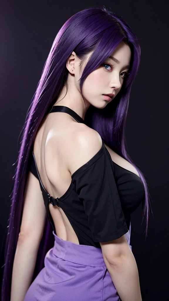 Anime woman from the back with straight hair and purple locks looking sideways in profile with purple eyes and a black t-shirt without a design , in the best quality on black background