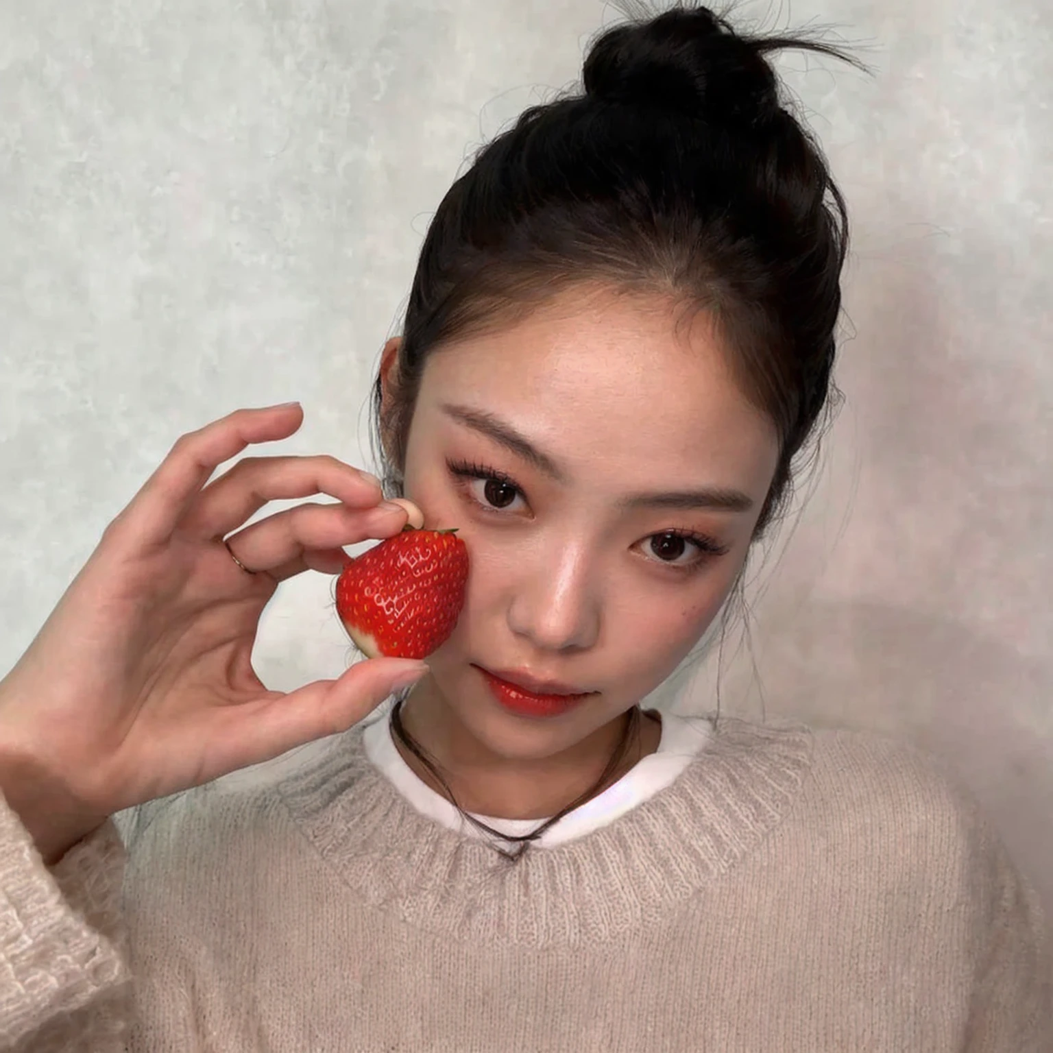 there is a woman holding a strawberry in her hand, blackpink jennie, with apple, holding a giant strawberry, chiho, jinyoung shin, sha xi, kimi takemura, lulu chen, gongbi, rinko kawaichi, fight with strawberries, gemma chen, jossi of blackpink, akiko takase, with cute - fine - face