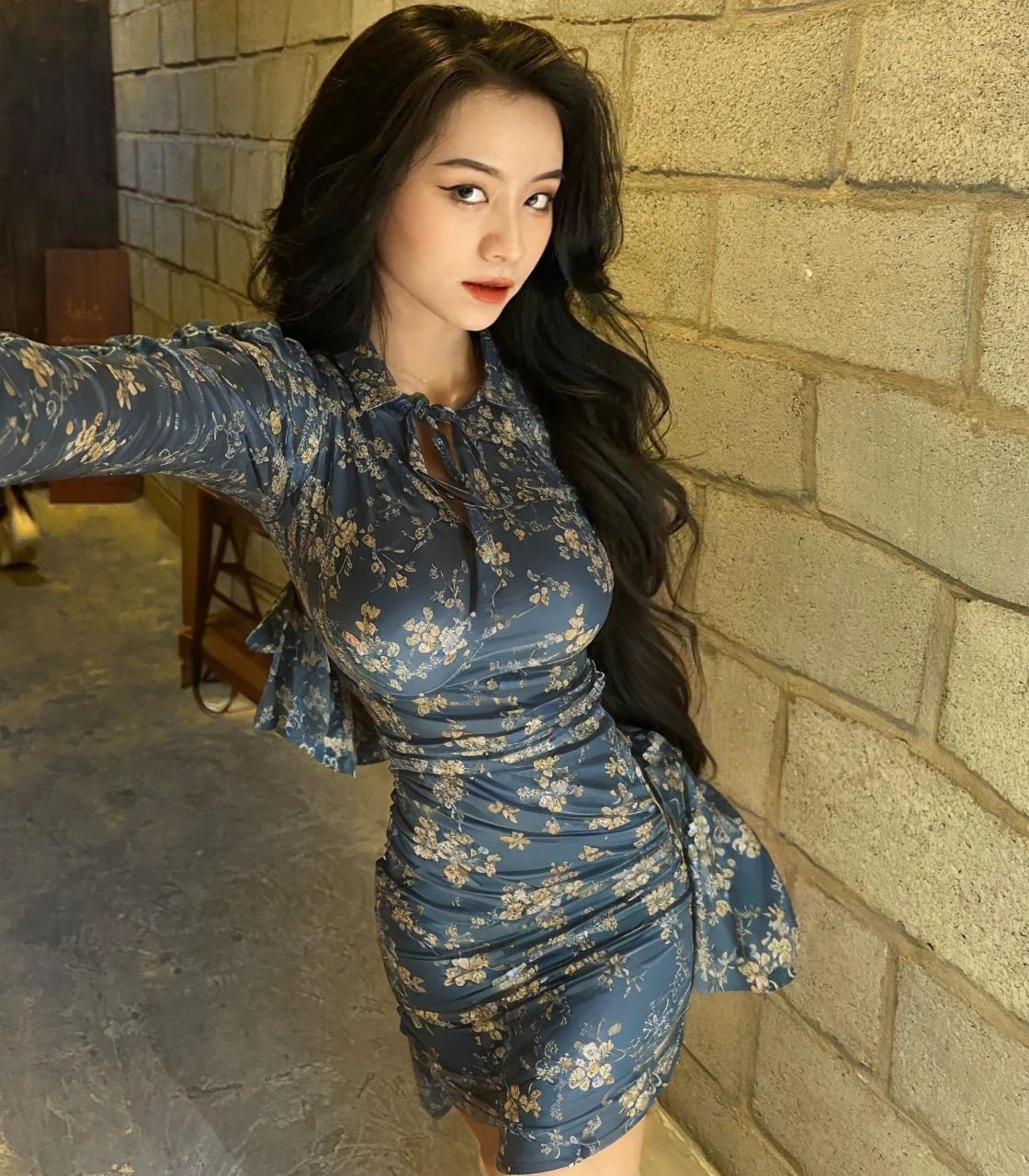((best quality, 8K, masterpiece :1.3)), (actual, lifelike:1.4), (realistic, photo-realistic:1), ultra-detailed,best quality, radiosity, physically-based rendering, good composition, ((big breast:0.6)), cleavage, (tight short dress),