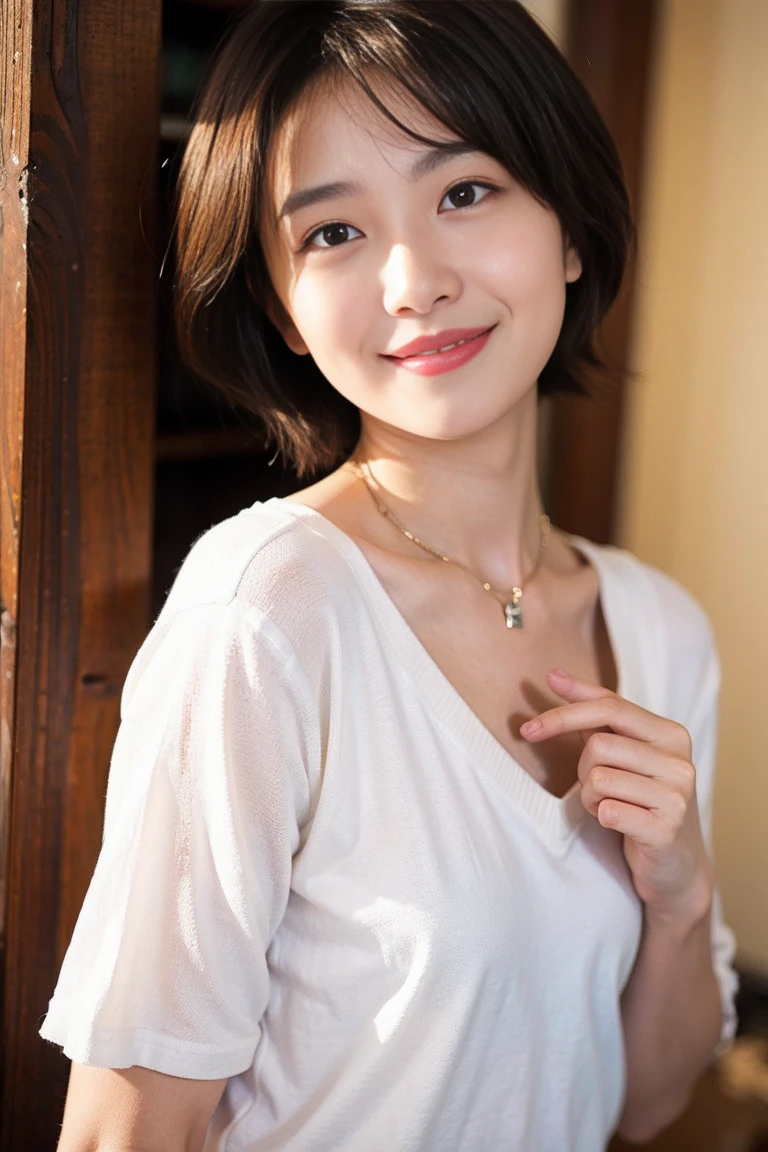 short hair、smile、Put your chest close