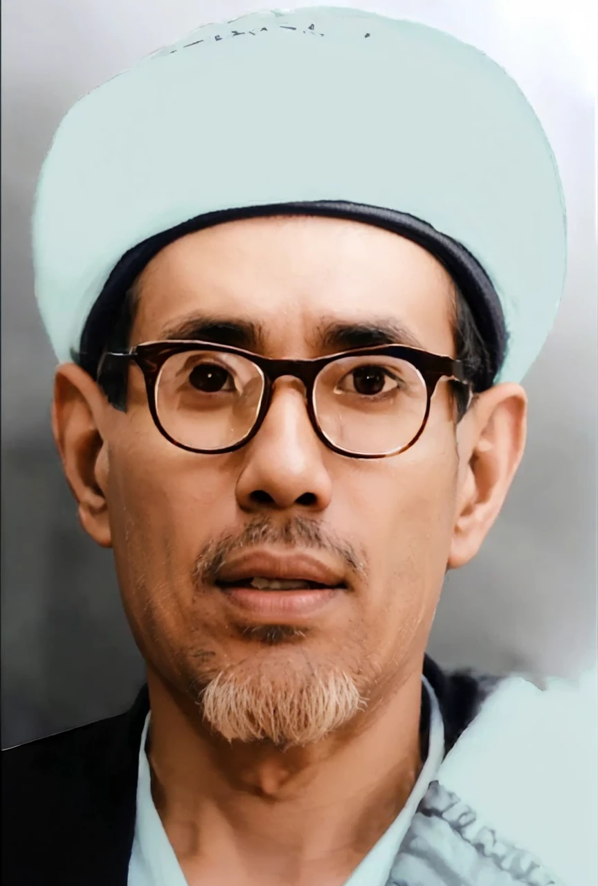 Indonesian Muslim man, brown skin, clean face with slight wrinkles, round eyes, wearing a round white turban, wearing an old colored jacket, there is a scarf over his left shoulder, wearing transparent glasses. HD Quality realistic images.