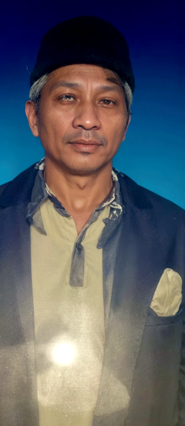 there is a man with a hat and a jacket on, 4 0 years old man, ramil sunga, 5 0 years old man, raden saleh, mohamed chahin, a photo of a man, photo of a man, potrait, about 3 5 years old, taken in the early 2020s, h. kyoht luterman