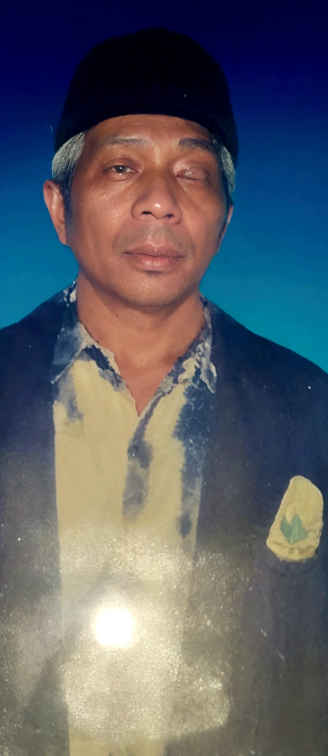 there is a man with a hat and a jacket on, 4 0 years old man, ramil sunga, 5 0 years old man, raden saleh, mohamed chahin, a photo of a man, photo of a man, potrait, about 3 5 years old, taken in the early 2020s, h. kyoht luterman