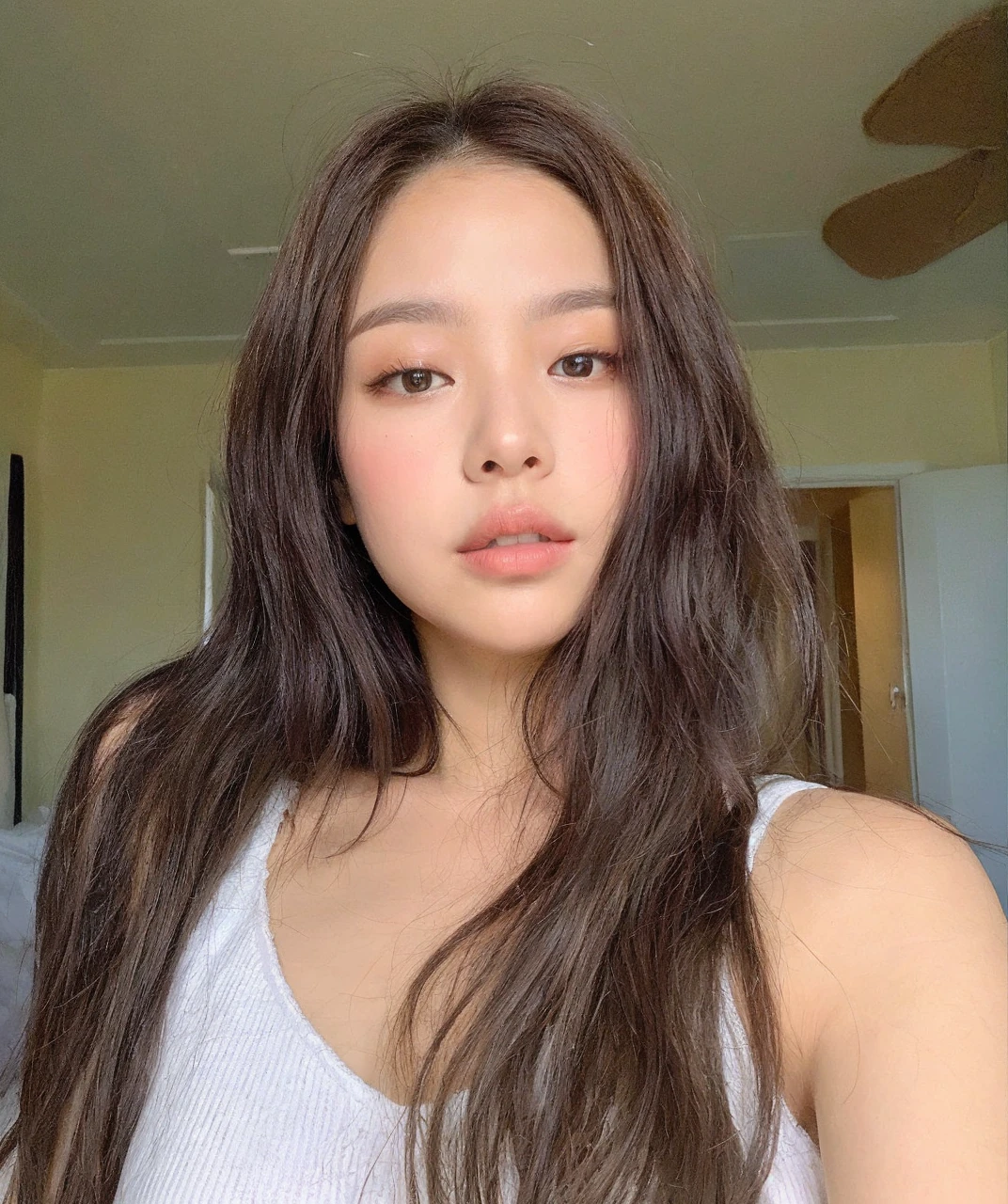 (Best quality, 8k, masterpiece: 1.3), a beautiful woman with perfect figure: 1.4, dark brown hair, wearing a pendant, wearing a mini skirt and a mini top, also black! She go to party! and she’s korean