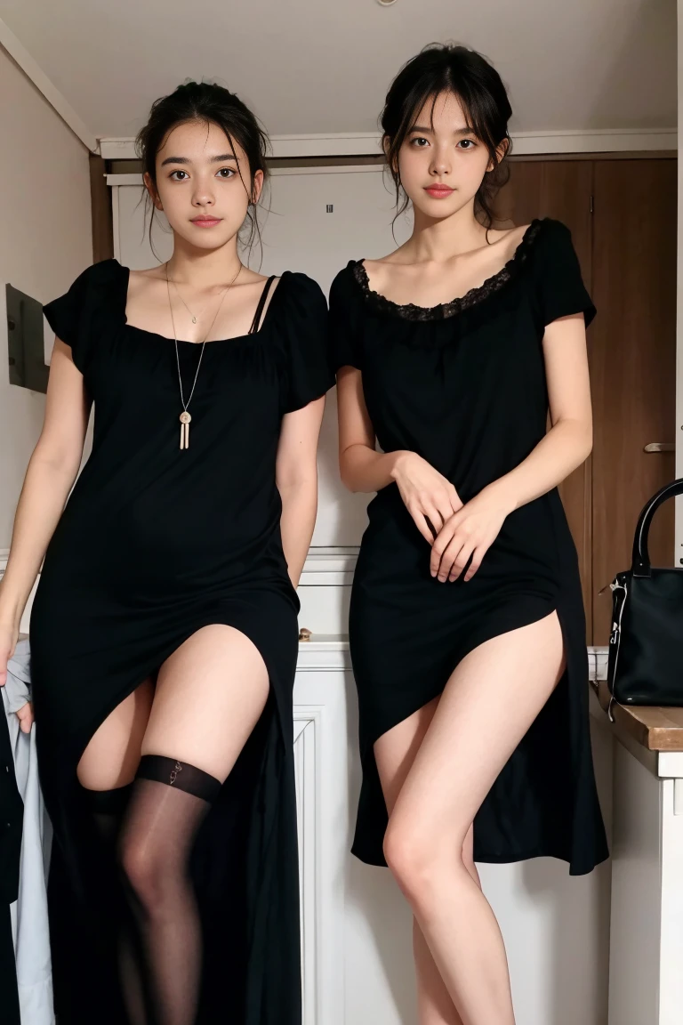 deux femmes ensemble de 18 ans sexy et mince , black short sleeve nightdress , jambe visible , se touche,salle de classe