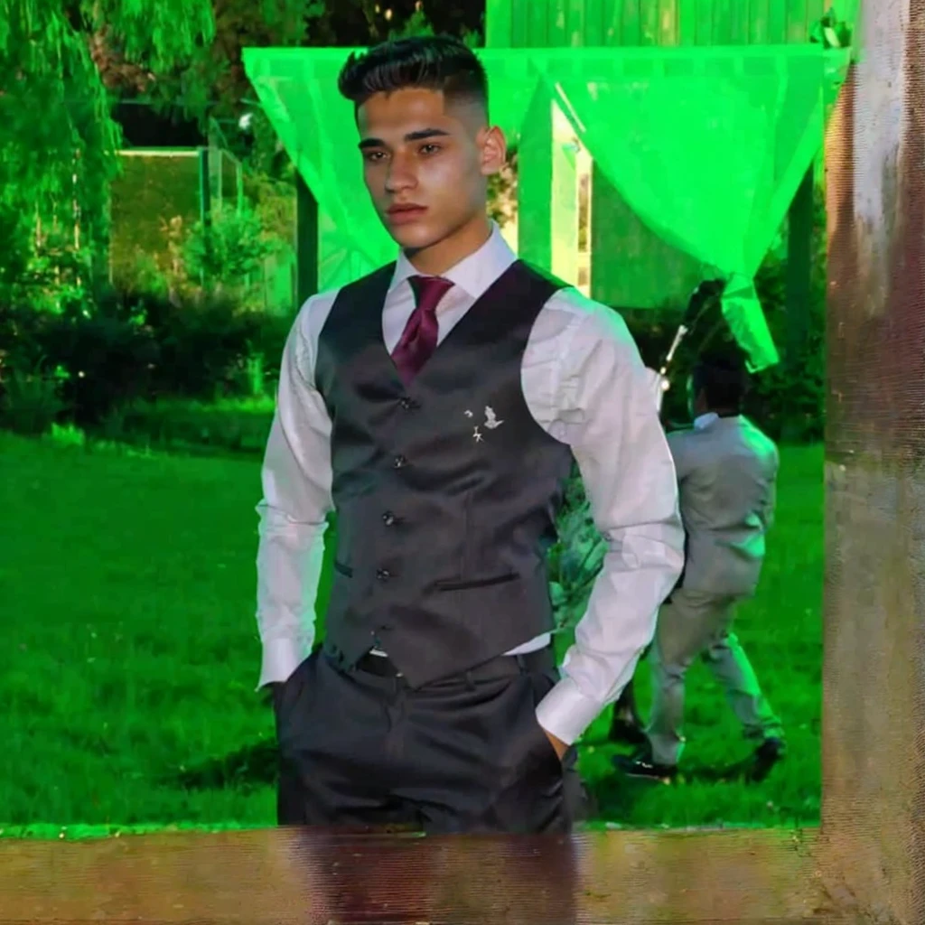 There's a man in a suit and tie standing in a field, about 20 years old, profile image, André Rios, José Miguel Roman France, mateo dineen, ele tem about 20 years old, he is about 20 years old, Punishment style, formal suit, about 19 years old, vitor maristane, professional foto