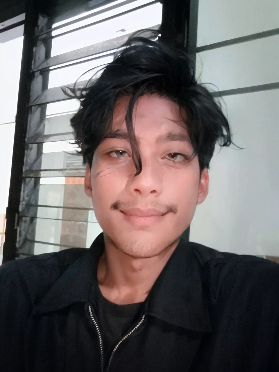 lifelike,(The Masterpiece,Top quality,best qulity,officlal art),greatly detailed,Colorful,Most detailed,god,shorter hair,black color hair,Handsome man,gargantilha,short sleeve,outskirts,sunglasses