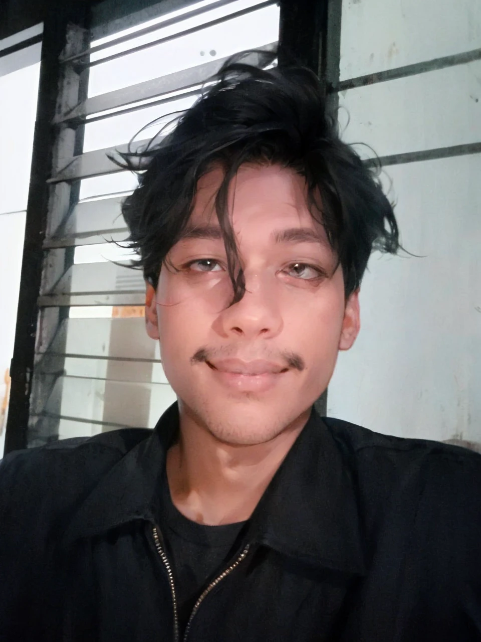 lifelike,(The Masterpiece,Top quality,best qulity,officlal art),greatly detailed,Colorful,Most detailed,god,shorter hair,black color hair,Handsome man,gargantilha,short sleeve,outskirts,sunglasses