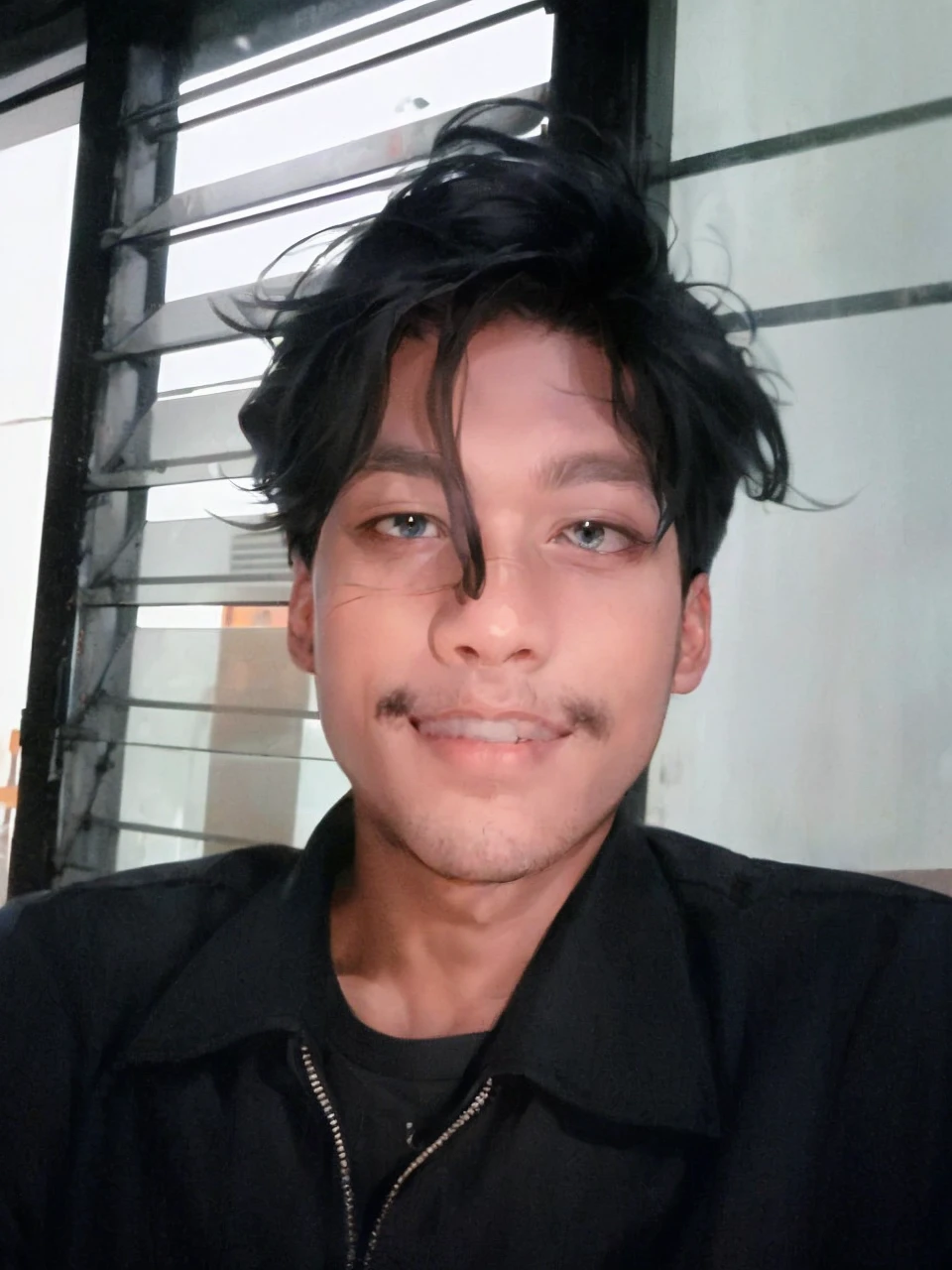 lifelike,(The Masterpiece,Top quality,best qulity,officlal art),greatly detailed,Colorful,Most detailed,god,shorter hair,black color hair,Handsome man,gargantilha,short sleeve,outskirts,sunglasses