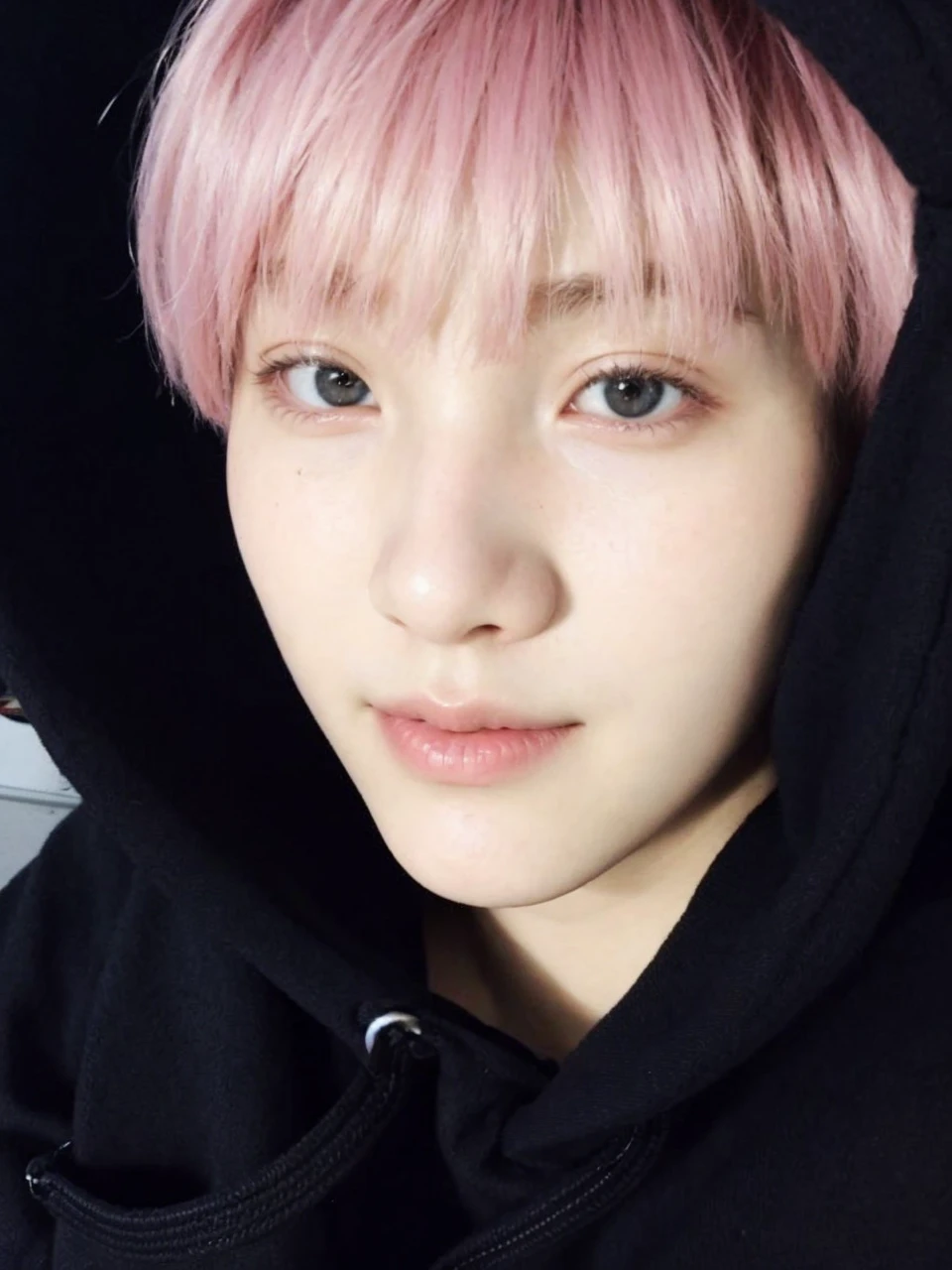 Arafa femenine boy with colored hair sitting at a table, Yoongi, Min Yoongi, jung jaehyun, adorable and pale korean face, ulzzang inteligente, Kim Doyoung, with short hair, jossi do blackpink, Hong Jun Hyung, Tae June Kim, ulzzang, the hime cut, Jaeyeon Nam, xqc, park jimin, tomboy short platinum hair